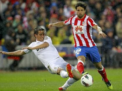 Coentrão trata de cortar un avance de Diego.