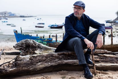 El chef Jesús Sánchez, del restaurante Cenador de Amós, en la playa de Loredo (Cantabria).