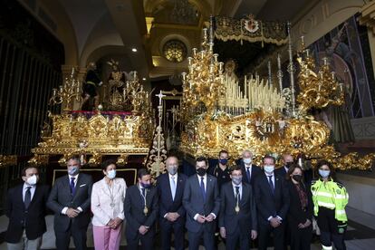 El alcalde de Madrid ha visitado la casa hermandad de la Cofradía de la Paloma, junto al presidente de la Junta de Andalucía, Juanma Moreno y el presidente de la Agrupación de Cofradías, Pablo Atencia.