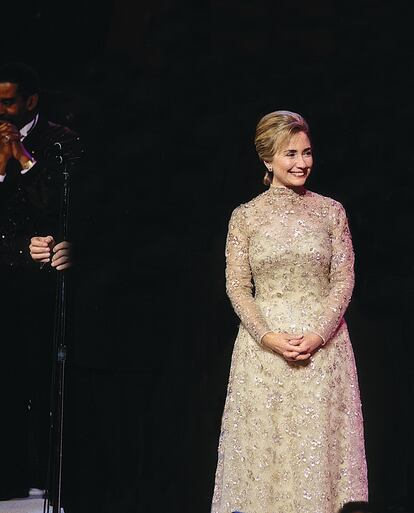 Hillary Clinton, de Oscar de la Renta, en el baile inaugural de 1997.