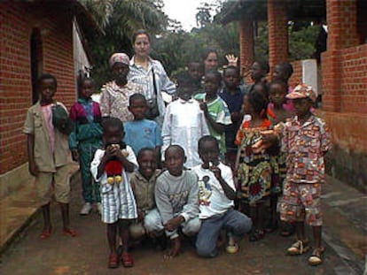 Cooperantes de la organización Cerca y Lejos, con los niños con los que trabajan, en Camerún.