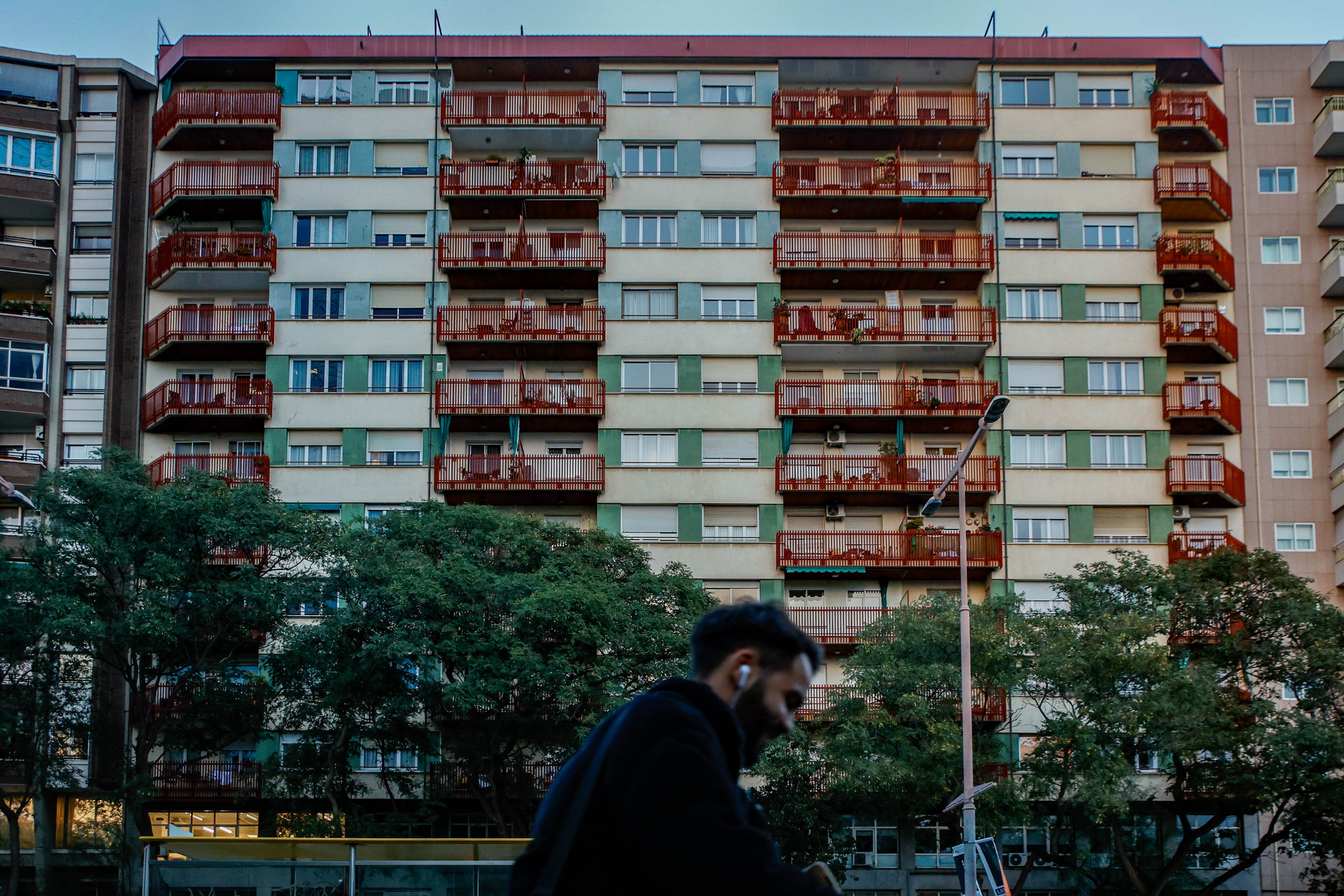 Vista del edificio de la calle de Tarragona 84-90 de Barcelona donde la propiedad solicitó 120 licencias de piso turístico en viviendas de alquiler.