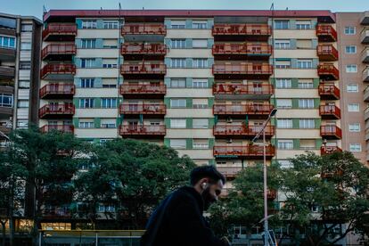 Vista del edificio de la calle de Tarragona 84-90 de Barcelona donde la propiedad solicit 120 licencias de piso turstico en viviendas de alquiler.