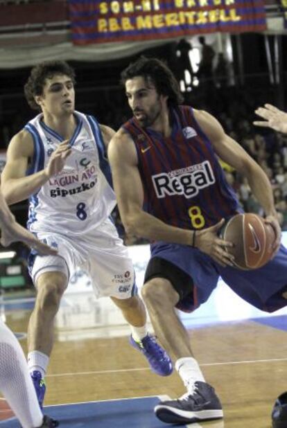 El base del Barcelona Víctor Sada trata de zafarse de Raulzinho Neto.