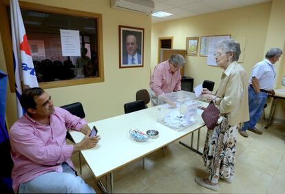 Ambiente durante la votación para la presidencia del Partido Popular en la sede del partido de Colmenar Viejo, en Madrid.

