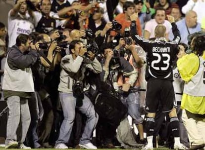 Beckham se dirige en La Romareda a los aficionados madridistas para festejar el liderato.