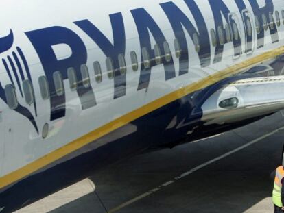 Detalle de un avi&oacute;n de la aerol&iacute;nea Ryanair.