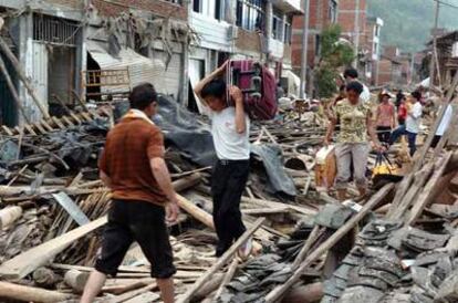 Unos lugareños tratan de salvar sus pertenencias de las casas destruidas por el tifón Saomai en la provincia de Fujian (suroeste de China).