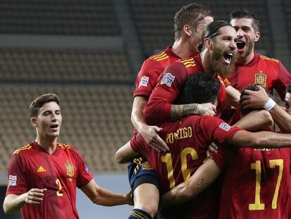 Los jugadores de la selección española celebran el tercer tanto ante Alemania poco antes de que finalice el primer tiempo del partido. Sergio Ramos