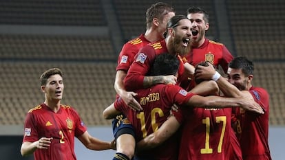 Los jugadores de la selección española celebran el tercer tanto ante Alemania, obra de Rodrigo.