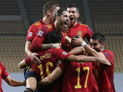 Los jugadores de la selección española celebran el tercer tanto ante Alemania, obra de Rodrigo.