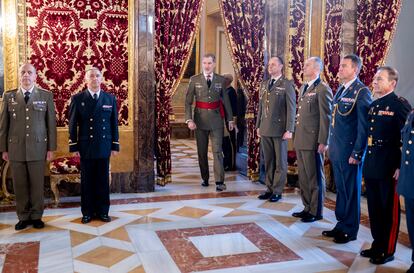 El Rey, el pasado día 8, recibe en audiencia a un grupo de suboficiales mayores en el Palacio Real de Madrid.