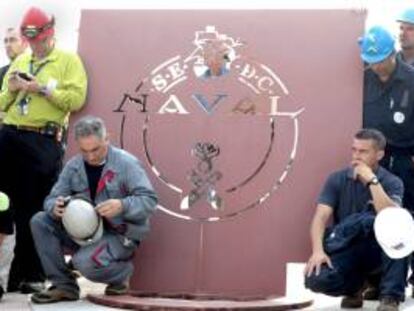 Trabajadores de La Naval de Sestao escuchan durante la rueda de prensa que ha ofrecido hoy el comité de empresa, tras el encierro llevado a cabo la pasada noche en las instalaciones del astillero para defender la continuidad de la industria naval ante la decisión de la UE.
