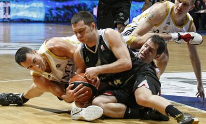 Prigioni (a la izquierda) lucha por el balón con Javier Salgado en presencia de Paco Vázquez y Kaukenas.