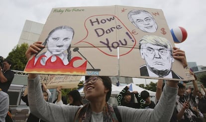 Un manifestante sostienía una pancarta con la imagen de Greta Thunberg y su frase "¿Cómo os atrevéis?", el presidente surcoreano Moon Jae-in y el estadounidense Donald Trump en Seúl (Corea del Sur). 