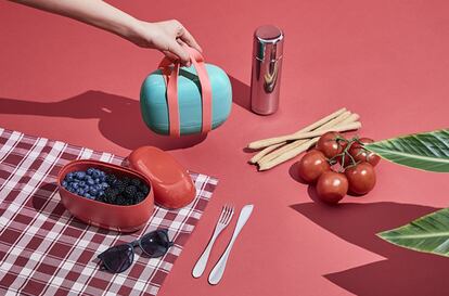 Tupper <em>Food à porter</em> compacto, pero con tres compartimentos y fabricado en resina termoplástica que mantiene la temperatura de la comida. <a href="https://www.alessi.com/es_es/productos/living-y-persona/food-a-porter-10780.html" rel=nofo.low" target="_blank">En Alessi</a>. Precio: 49 euros.