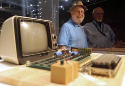 En la imagen, dos visitantes observan el primer computador original Apple, conocido como el Apple-1, que fue diseñado y construido a mano en 1976 por el cofundador de Apple Steve Wozniak. EFE/Archivo