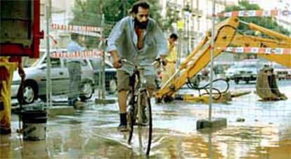 Un enorme surtidor de agua de hasta ocho metros de altura, provocado por una máquina perforadora que trabajaba en el cruce de Guillem de Castro y Quart, obligó ayer a cortar varias calles del centro de Valencia.