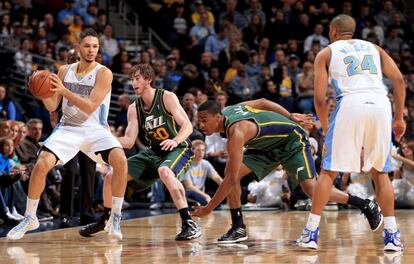 Evan Fournier, de los Denver Nuggets, mantiene el balón ante la presión de Gordon Hayward de los Utah Jazz