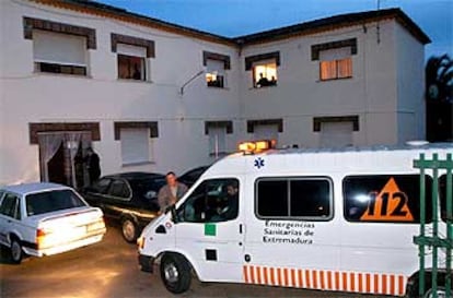 Una ambulancia traslada a los afectados por la salmonela en la residencia de Jarandilla de la Vera, en diciembre.