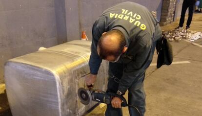 Un agente de la Guardia Civil inspecciona un cargamento de drogas intervenido en Andalucía.