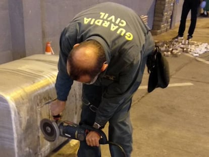 Un agente de la Guardia Civil inspecciona un cargamento de drogas intervenido en Andalucía.
 
 