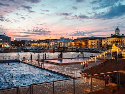 Vista del Allas Sea Pool en el centro de la ciudad. 