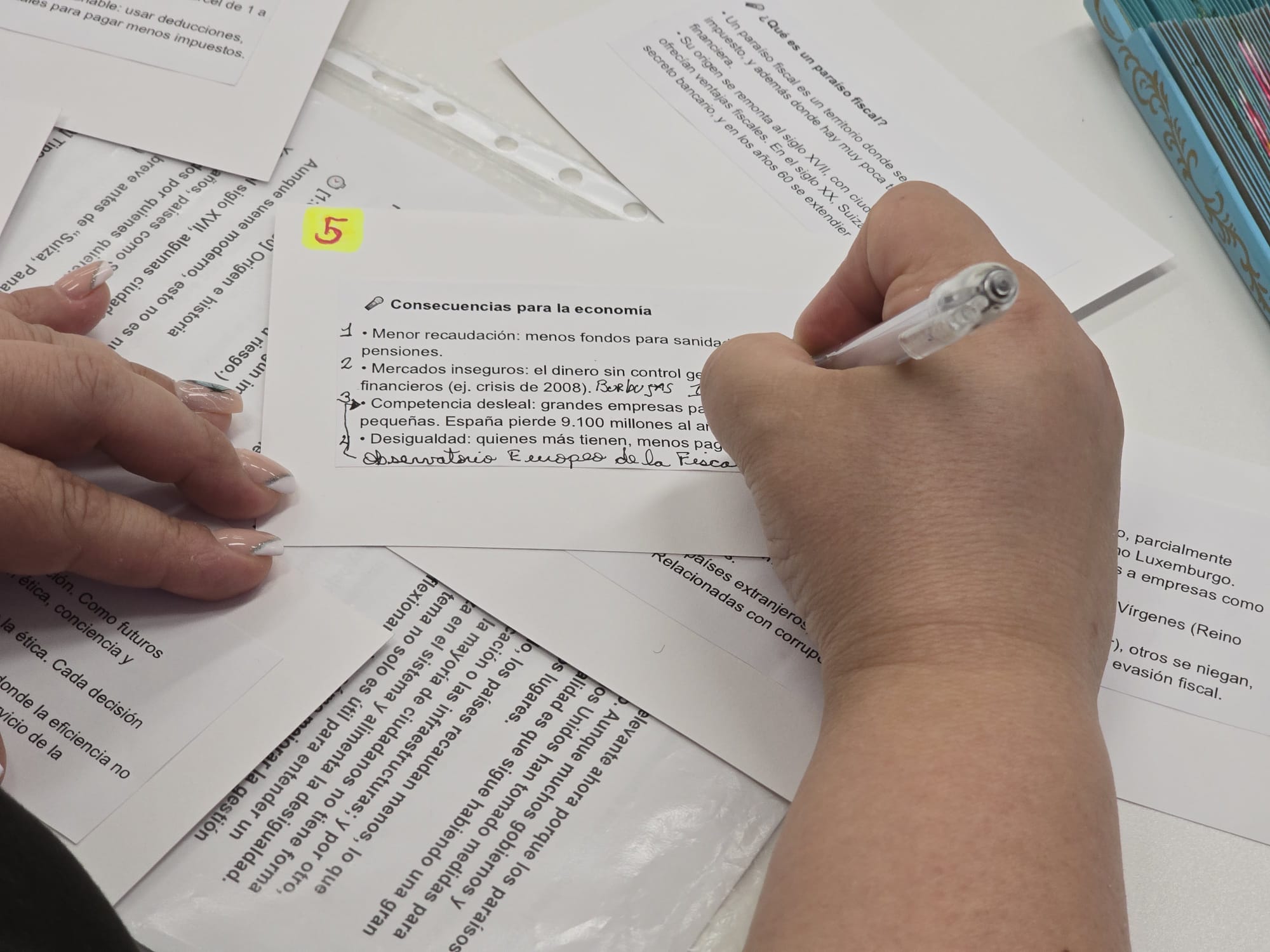 María Rosa López toma notas en las tarjetas con las que ha preparado la presentación, minutos antes del examen.