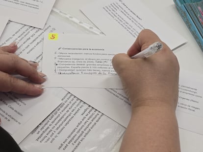 María Rosa López toma notas en las tarjetas con las que ha preparado la presentación, minutos antes del examen.
