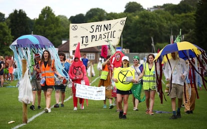 Un grupo de manifestantes del grupo 'extinction rebellion' protestan antes del inicio de Wimbledon.