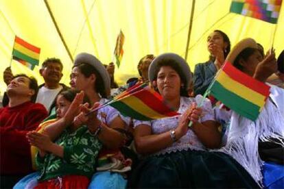 En la imagen, los habitantes de Sucre celebran la inauguración de la Asamblea Constituyente boliviana.