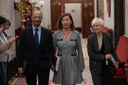 Desde la izquierda, el vicepresidente primero de la Mesa del Congreso, Alfonso Rodríguez Gómez de Celis; la presidenta del Congreso de los Diputados, Francina Armengol, y la secretaria segunda de la Mesa del Congreso, Isaura Leal, a su llegada a una reunión de la Mesa del Congreso de los Diputados,