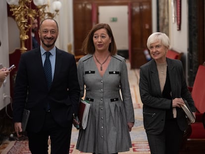 Desde la izquierda, el vicepresidente primero de la Mesa del Congreso, Alfonso Rodríguez Gómez de Celis; la presidenta del Congreso de los Diputados, Francina Armengol, y la secretaria segunda de la Mesa del Congreso, Isaura Leal, a su llegada a una reunión de la Mesa del Congreso de los Diputados,