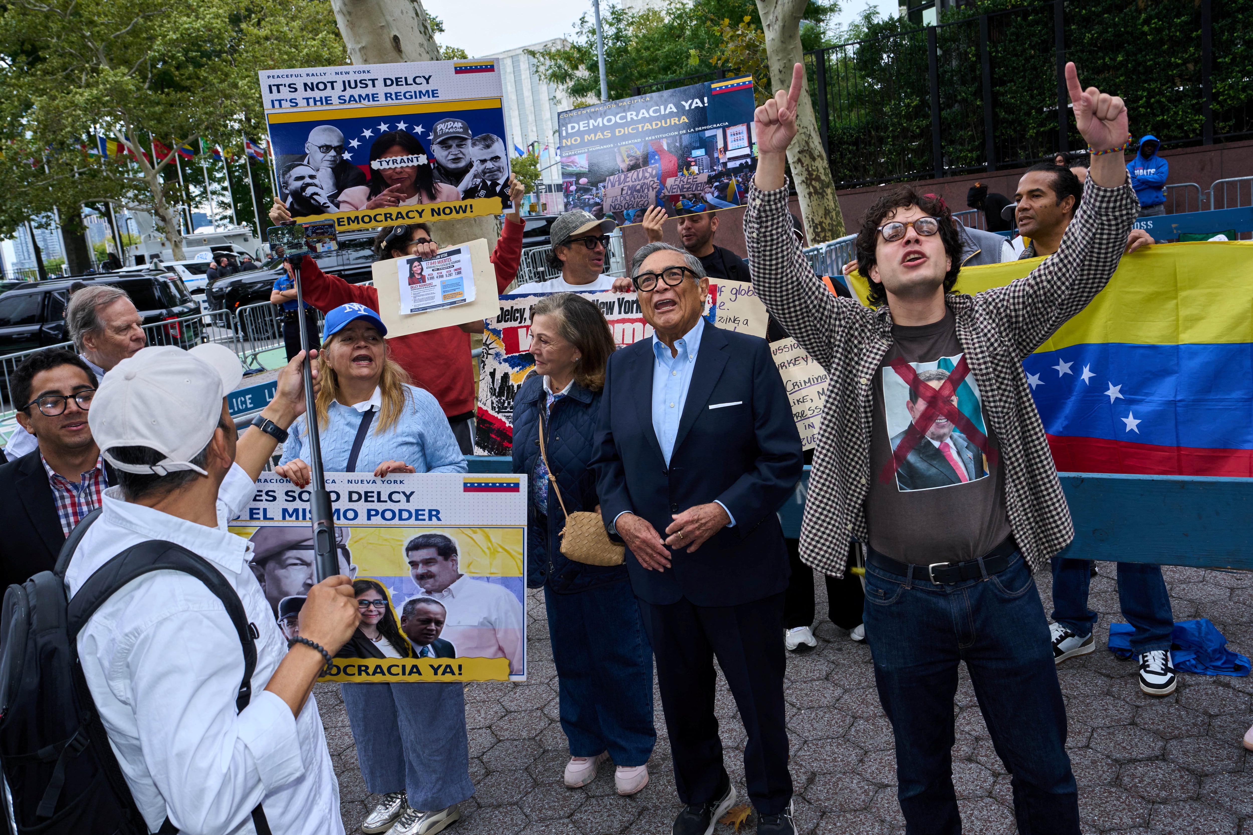 Los venezolanos en Nueva York protestan contra la visita de Delcy Rodríguez: “Ella no representa, no fue electa”