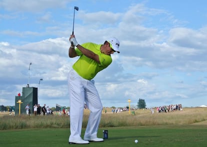 Lee Westwood se dispone a golpear en el hoyo 16.