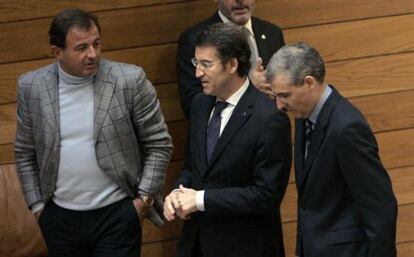 El presidente de la Xunta de Galicia, Alberto Núñez Feijoo acompañado por el nuevo conselleiro de Economía e Industria, Francisco Conde (derecha), y por el exconselleiro de Industria y Economía, Javier Guerra