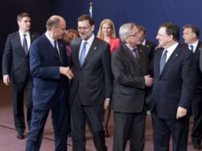  El presidente del Gobierno, Mariano Rajoy (c-i), saluda al primer ministro de Italia, Enrico Letta (i), ante el primer ministro de Luxemburgo, Jean-Claude Juncker (2d), y el presidente de la Comisi&oacute;n Europea, Jos&eacute; Manuel Dur&atilde;o Barroso (d), entre otros, tras la foto de familia de los l&iacute;deres de la UE que participan en la reuni&oacute;n extraordinaria del Consejo Europeo celebrada el 25 de mayo de 2013. 