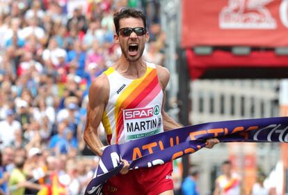 Álvaro Martín celebra el oro en los 20 km marcha de los campeonatos de Europa, el 11 de agosto de 2018, en Berlín.