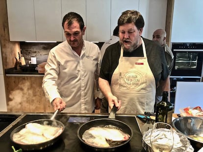 AITOR PERURENA Y MIKEL ZEBERIO, COCINERO Y PERIODISTA COCINANDO UNAS VENTRESCA DE BONITO / CAPEL