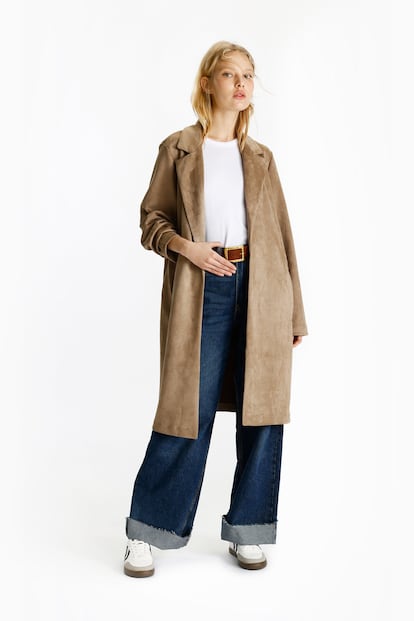 Este abrigo de antelina, ligero y súper cómodo será el aliado perfecto para tus looks más informales y con cierto aire retro. Es de Pull & Bear y está disponible en dos tonos de beige y en negro. (22,99 euros) 