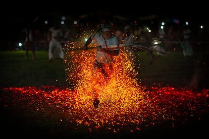 Un sacerdote hindú corría el sábado descalzo sobre carbón ardiendo, como parte de los rituales durante el festival Baikho en la aldea de Gamerimura a lo largo de la frontera de Assam Meghalaya (India).
