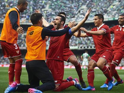 Los jugadores del Sevilla celebran el gol del triunfo ante el Betis. 