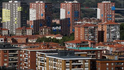 Vista parcial de un grupo de viviendas en Barakaldo (Vizcaya).