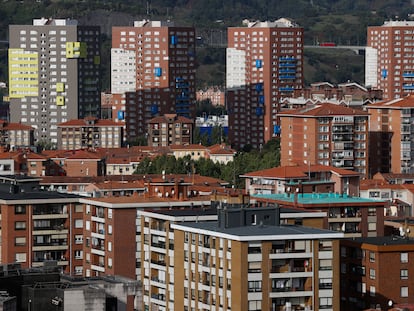 Vista parcial de un grupo de viviendas en Barakaldo (Bizkaia)