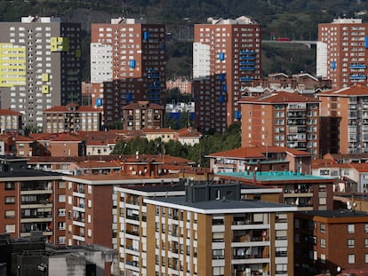 Vista parcial de un grupo de viviendas en Barakaldo (Vizcaya).