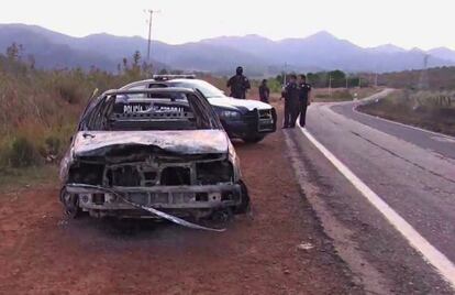 Reprodu&ccedil;&atilde;o de v&iacute;deo de carro policial queimado no M&eacute;xico.