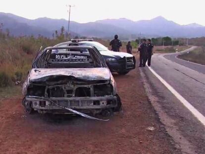 Reprodu&ccedil;&atilde;o de v&iacute;deo de carro policial queimado no M&eacute;xico.