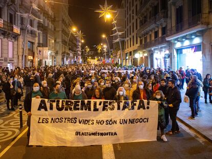 Decenas de entidades participan en la primera gran manifestación en protesta contra el aumento del precio de la energía eléctrica, este sábado, en Barcelona EFE/Enric Fontcuberta