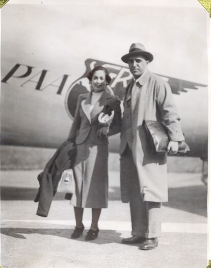 Gregorio Marañón y su hija Mabel, en el aeropuerto de Buenos Aires, antes de tomar un avión con destino a Santiago de Chile, en 1937.