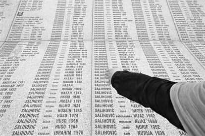 Mural con nombres de asesinados en Srebrenica fotografiado en 2005, en el décimo aniversario de la matanza.